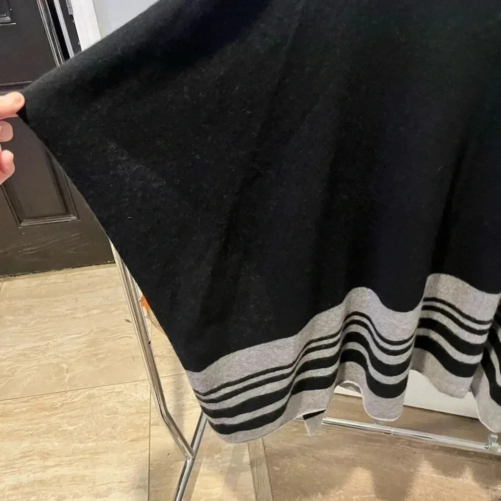 Beautiful Poncho / Cape - OS - Picture 4 of 4
